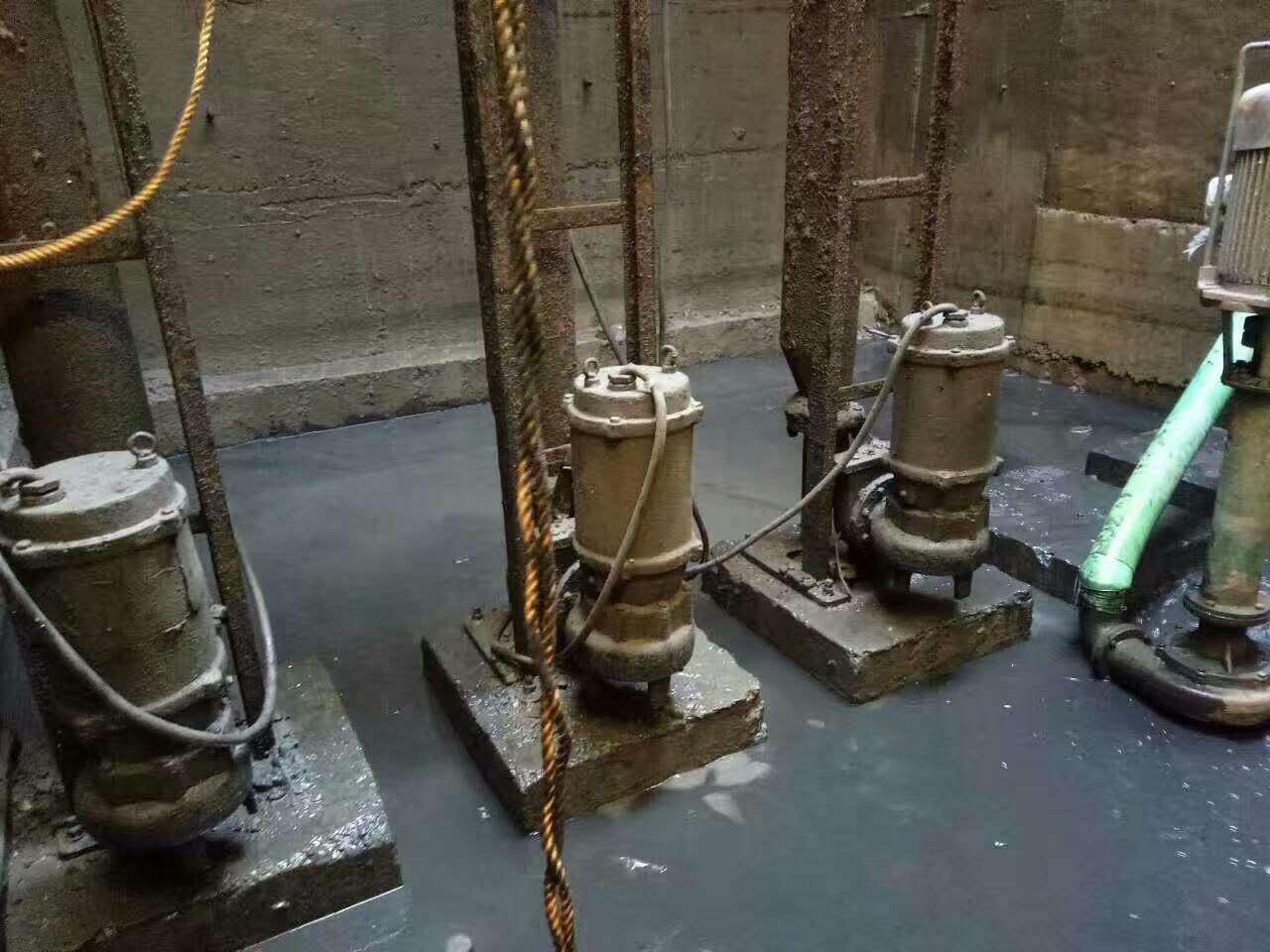 清溪镇污水池清理