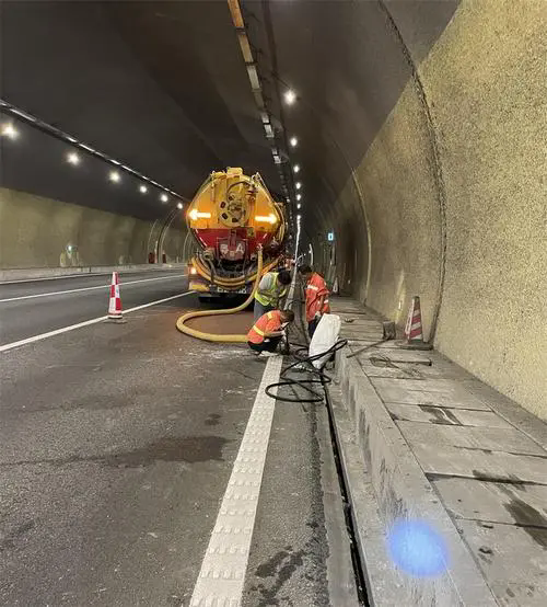 清溪镇隧道排水渠清淤